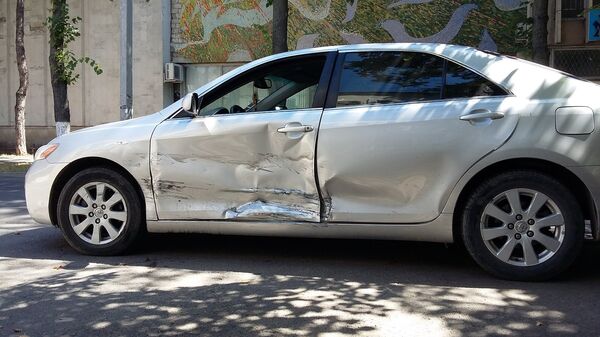 Accident în Chișinău, 14.08.2016. Un automobil Toyota Camry nu a cedat trecerea unui automobil Volkswagen Polo Accident în Chișinău, 14.08.2016. Un automobil Toyota Camry nu a cedat trecerea unui automobil Volkswagen Polo - Sputnik Moldova