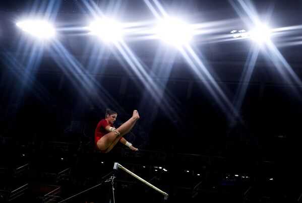 Алия Мустафина во время соревнований по спортивной гимнастике среди женщин на XXXI летних Олимпийских играх в Рио-де-Жанейро - Sputnik Молдова