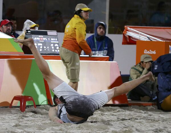 Voleibalistul Joshua Bienstock din Canada în timpul căderii la JO de la Rio. - Sputnik Moldova