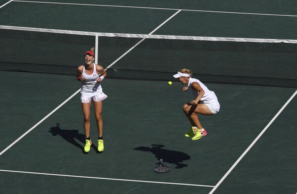 Jucătoarele de tenis Elena Vesnina și Ecaterina Makarova, după victoria în meciul cu selecționata Elveției la JO de la Rio. - Sputnik Moldova-România