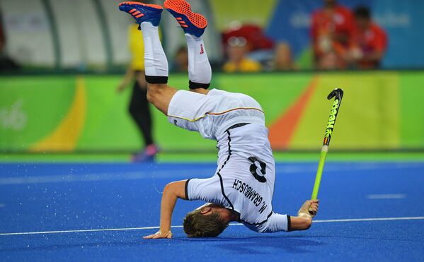 Sportivul german Mats Grambusch în timpul meciului de hochei pe iarbă la JO de la Rio. - Sputnik Moldova-România