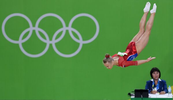 Anghelina Melnikova (Rusia) execută exerciţii libere în cadrul competiției pe echipe la gimnastică sportivă femei la JO de la Rio. - Sputnik Moldova-România