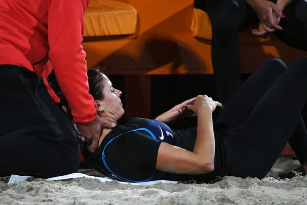 Волейболистка Изабель Форрер из Швейцарии после падения на Олимпийских играх-2016 в Рио-де-Жанейро - Sputnik Молдова