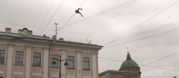 Экстремал без страховки перебрался по проводам над проспектом в Петербурге - Sputnik Молдова