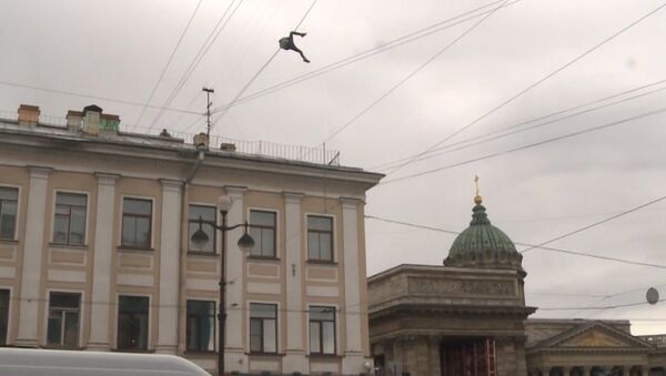 Экстремал без страховки перебрался по проводам над проспектом в Петербурге - Sputnik Молдова