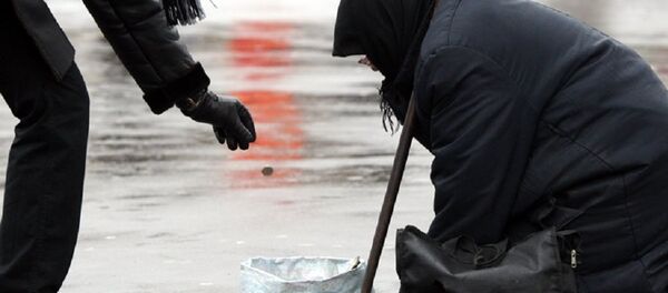 Женщина, просящая милостыню, на одной из улиц Москвы Женщина, просящая милостыню, на одной из улиц Москвы - Sputnik Молдова