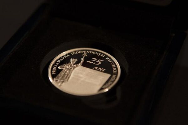 Памятная монета, выпущенная Нацбанком Молдовы к 25-ой годовщине независимости Молдовы - Sputnik Молдова