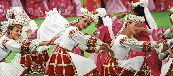 Танцевальноая сюита Дружба народов на торжественной церемонии открытия XXII Олимпийский игр в Москве - Sputnik Moldova