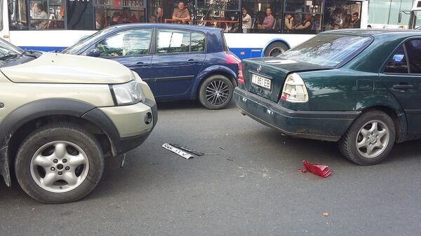 Accident în Chișinău, 17.08.2016, strada Ștefan cel Mare vizavi de sediul central al Moldtelecom Accident în Chișinău, 17.08.2016, strada Ștefan cel Mare vizavi de sediul central al Moldtelecom - Sputnik Moldova