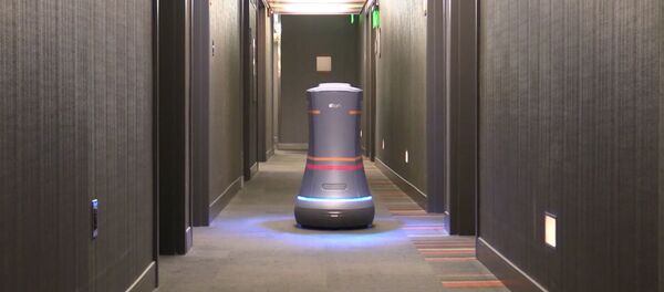 Робот-дворецкий разносит воду по номерам в отеле Сан-Франциско Робот-дворецкий разносит воду по номерам в отеле Сан-Франциско - Sputnik Молдова
