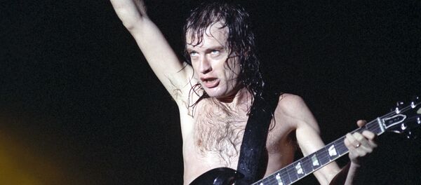 Гитарист американской группы АС/ДС Ангус Янг - Sputnik Молдова