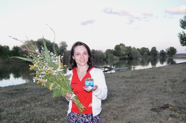 По традиции имениннице подарили самый вкусный подарок в походных условиях — банку сгущенки и под поздравительные крики 18 раз подкинули вверх — к небу. Судя по фото, она действительно была в этот момент на вершине счастья. - Sputnik Молдова