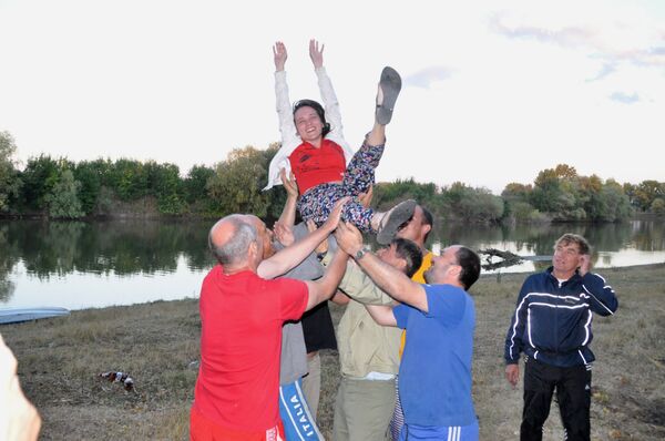 Корреспондент Sputnik Молдова Ирина Ляхова не только лично приняла участие в экспедиции, но и отпраздновала вместе с участниками байдарочного сплава свой день рождения. - Sputnik Молдова