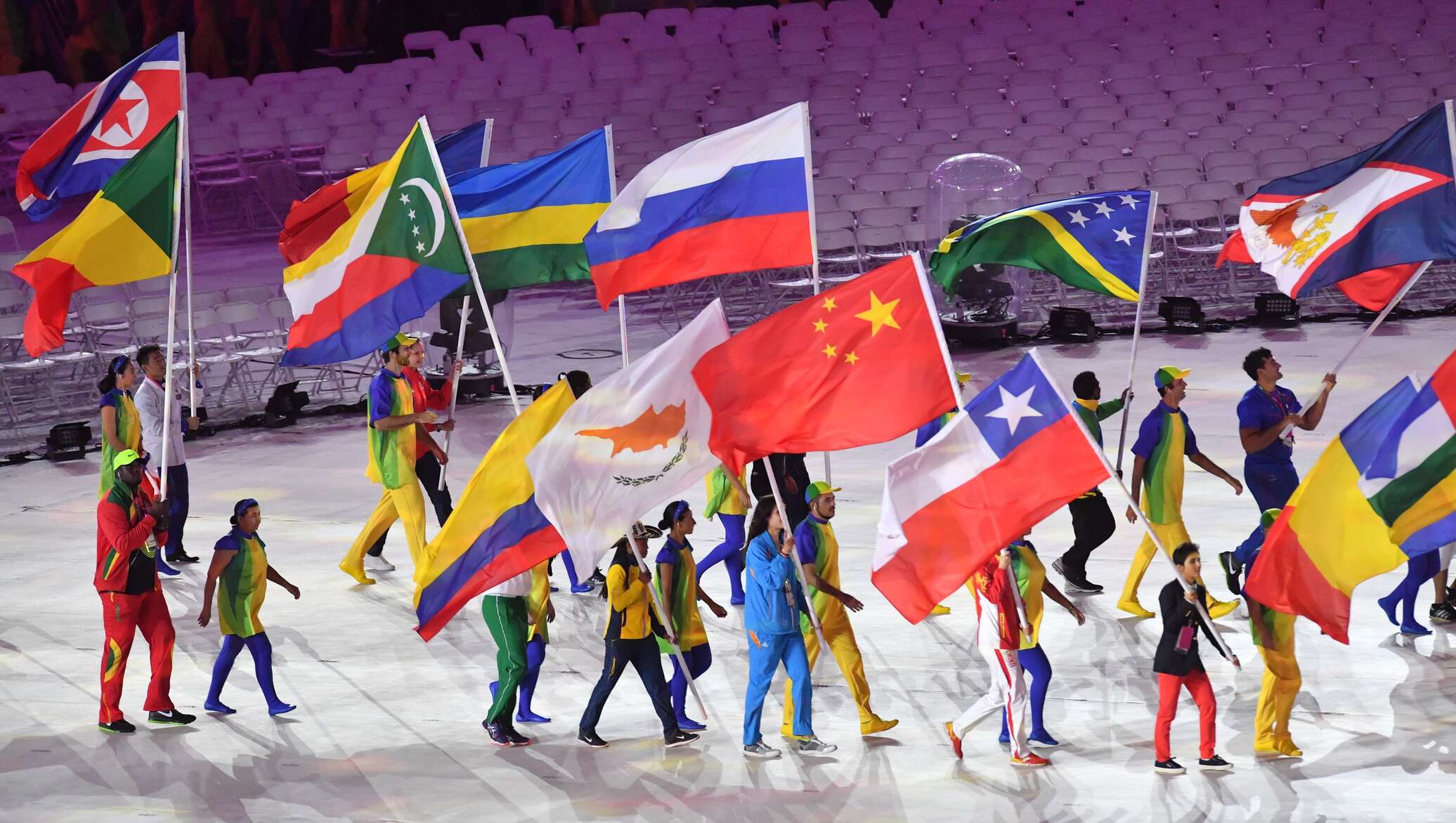 Страны летних олимпиад. Международные спортивные соревнования. Олимпийские игры. Спортсмен с флагом.