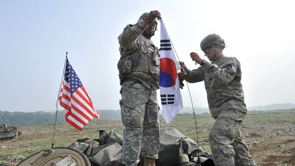 Soldat sud-coreean si american arborează drapele - Sputnik Moldova-România