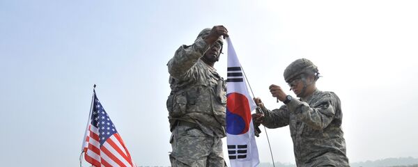 Soldat sud-coreean si american arborează drapele - Sputnik Moldova-România