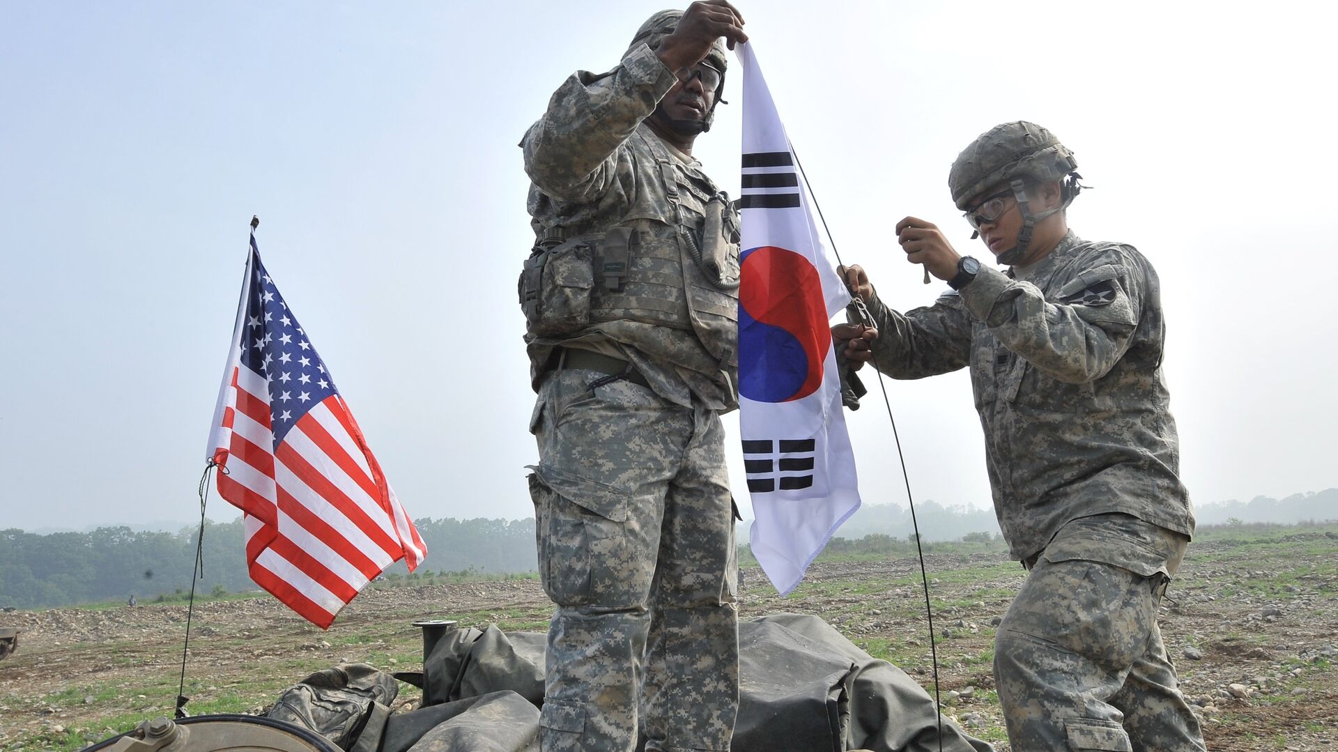 Soldat sud-coreean si american arborează drapele - Sputnik Moldova, 1920, 22.08.2022