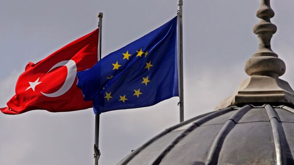 Drapeaux européen et turc - Sputnik Moldova