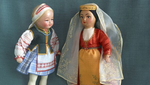 Куклы в национальных грузинском и белорусском костюмах - Sputnik Молдова
