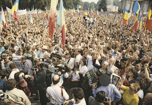 Miting cu ocazai proclamării independenţei RM, 27 august 1991 Miting cu ocazai proclamării independenţei RM, 27 august 1991 - Sputnik Moldova-România