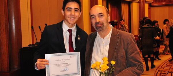 Constantin Dobrin cu profesorul Lucian Oprea - Sputnik Moldova-România