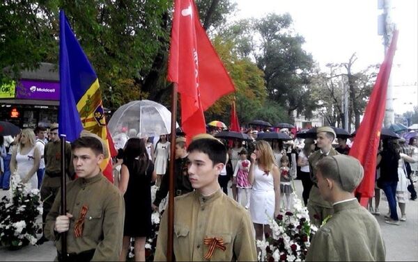 Участники празднования Освобождения Молдовы в Соборном парке перед началом шествия. - Sputnik Молдова