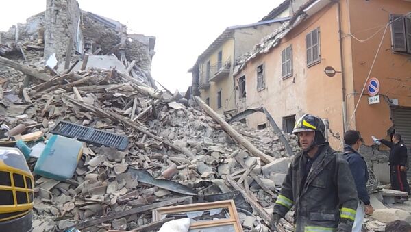 Землетрясение в Италии: работа спасателей и кадры разрушений - Sputnik Moldova-România