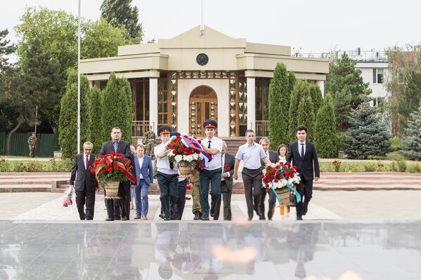 Корзины с цветами к Вечному Огню от дипломатических представительств. - Sputnik Молдова