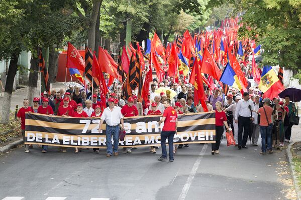 Несколько тысяч жителей Молдовы участвовали в марше, посвященном Дню освобождения республики от фашистской оккупации, который прошел в Кишиневе. - Sputnik Молдова