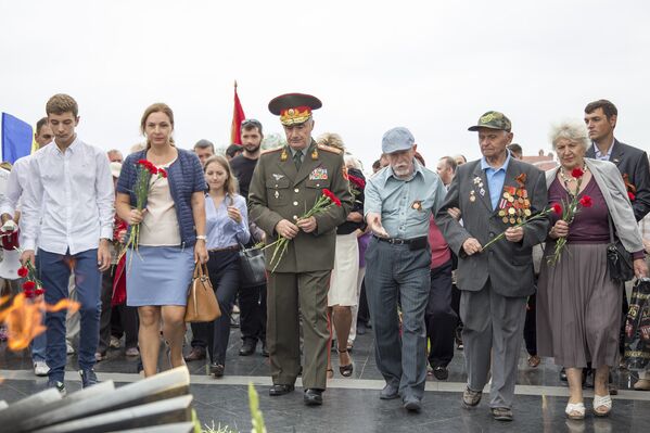 В событии участвовали представители разных поколений, в том числе и ветераны Великой Отечественной войны, вооруженных сил и правоохранительных органов. - Sputnik Молдова
