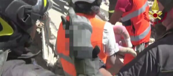 Землетрясение в Италии: первые минуты бедствия и спасение людей из-под завалов Землетрясение в Италии: первые минуты бедствия и спасение людей из-под завалов - Sputnik Молдова