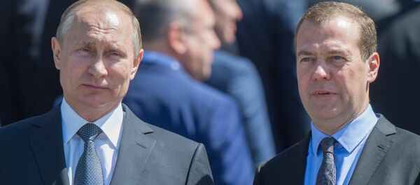 Президент России Владимир Путин (слева) и председатель правительства РФ Дмитрий Медведев - Sputnik Молдова