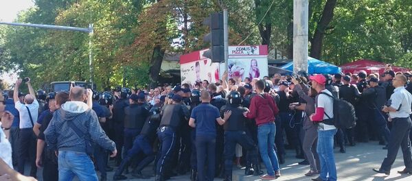 Протестующие пытались прорвать кордон- трансляция Протестующие пытались прорвать кордон- трансляция - Sputnik Молдова