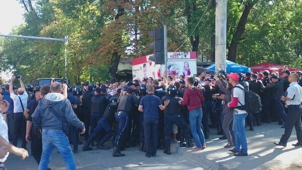 Протестующие пытались прорвать кордон- трансляция - Sputnik Молдова