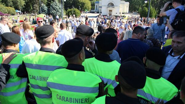 Протестующие и полиция в Кишиневе, 27 августа - Sputnik Moldova