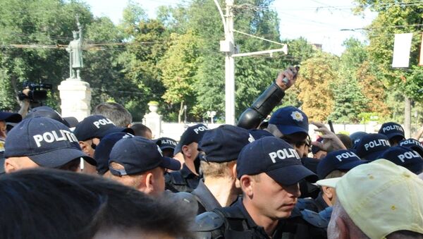 Полиция с газовым баллончиком - Sputnik Молдова