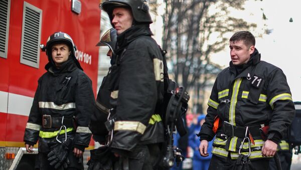  Сотрудники пожарной службы на тушении возгорания, архивное фото  - Sputnik Молдова