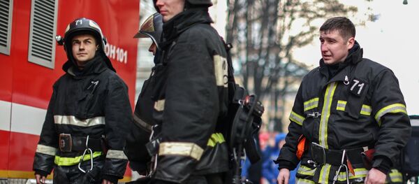  Сотрудники пожарной службы на тушении возгорания, архивное фото  - Sputnik Молдова