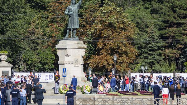 Возложение цветов к памятнику Штефана чел Маре в День независимости Молдовы - Sputnik Молдова