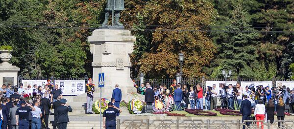 Возложение цветов к памятнику Штефана чел Маре в День независимости Молдовы - Sputnik Молдова