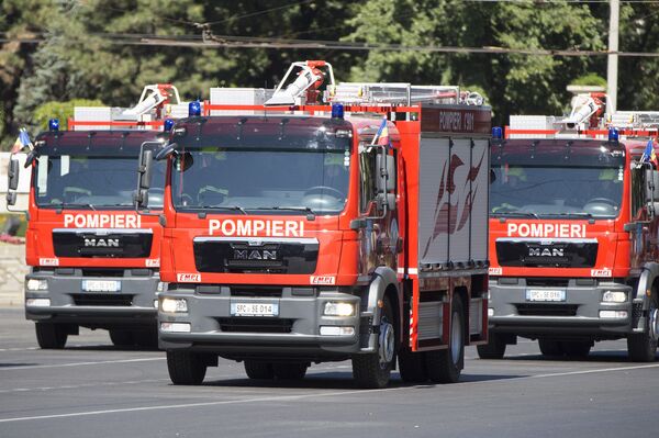 Пожарные расчеты на параде в Кишиневе к 25-летию независимости республики Пожарные расчеты на параде в Кишиневе к 25-летию независимости республики - Sputnik Молдова