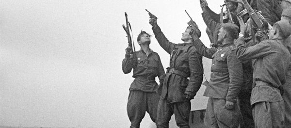 Советские воины на крыше рейхстага Советские воины на крыше рейхстага - Sputnik Молдова