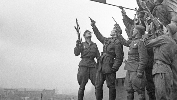 Советские воины на крыше рейхстага - Sputnik Молдова