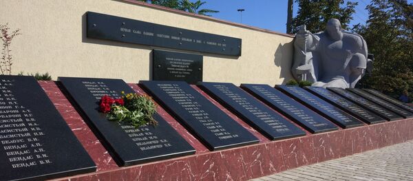 Памятник воинам-землякам села Стурзовка Глодянского района, павшим на полях сражениях 1941-1945 годов - Sputnik Молдова