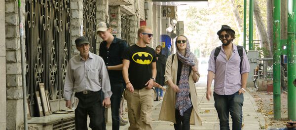 Туристы на улице Тегерана, Иран Туристы на улице Тегерана, Иран - Sputnik Молдова