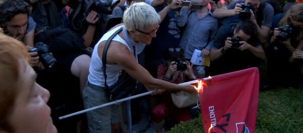 Греки сожгли флаг СИРИЗЫ на митинге против соглашения с еврокредиторами Греки сожгли флаг СИРИЗЫ на митинге против соглашения с еврокредиторами - Sputnik Молдова