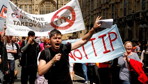 Protesters against the EU-US trade deal (TTIP - Transatlantic Trade and Investment Partnership) outside the Houses of Parliament march to Europe House, London, in 2014. - Sputnik Moldova-România