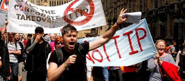 Protesters against the EU-US trade deal (TTIP - Transatlantic Trade and Investment Partnership) outside the Houses of Parliament march to Europe House, London, in 2014. - Sputnik Moldova-România