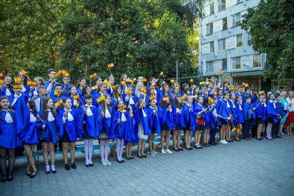 Flutură stegulețele cu emblema liceului. - Sputnik Moldova