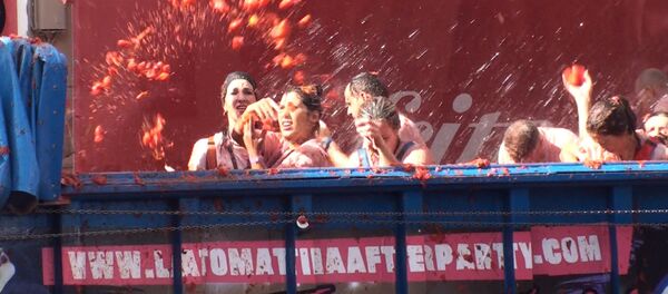 Битва помидорами: как прошел праздник Томатина в Испании - Sputnik Молдова